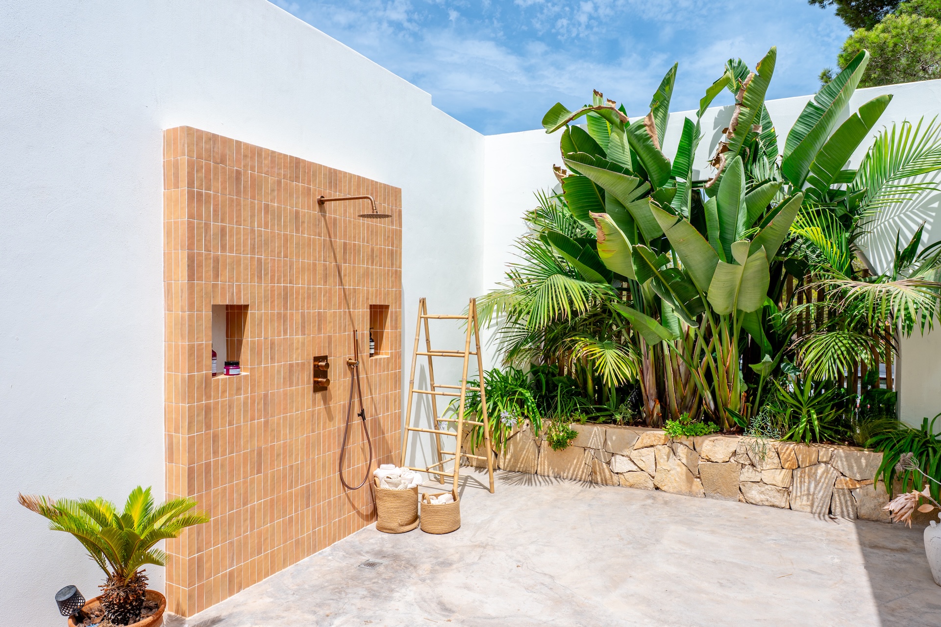 Resa Estates port des Torrent sale koop finca Ibiza ext shower.jpg